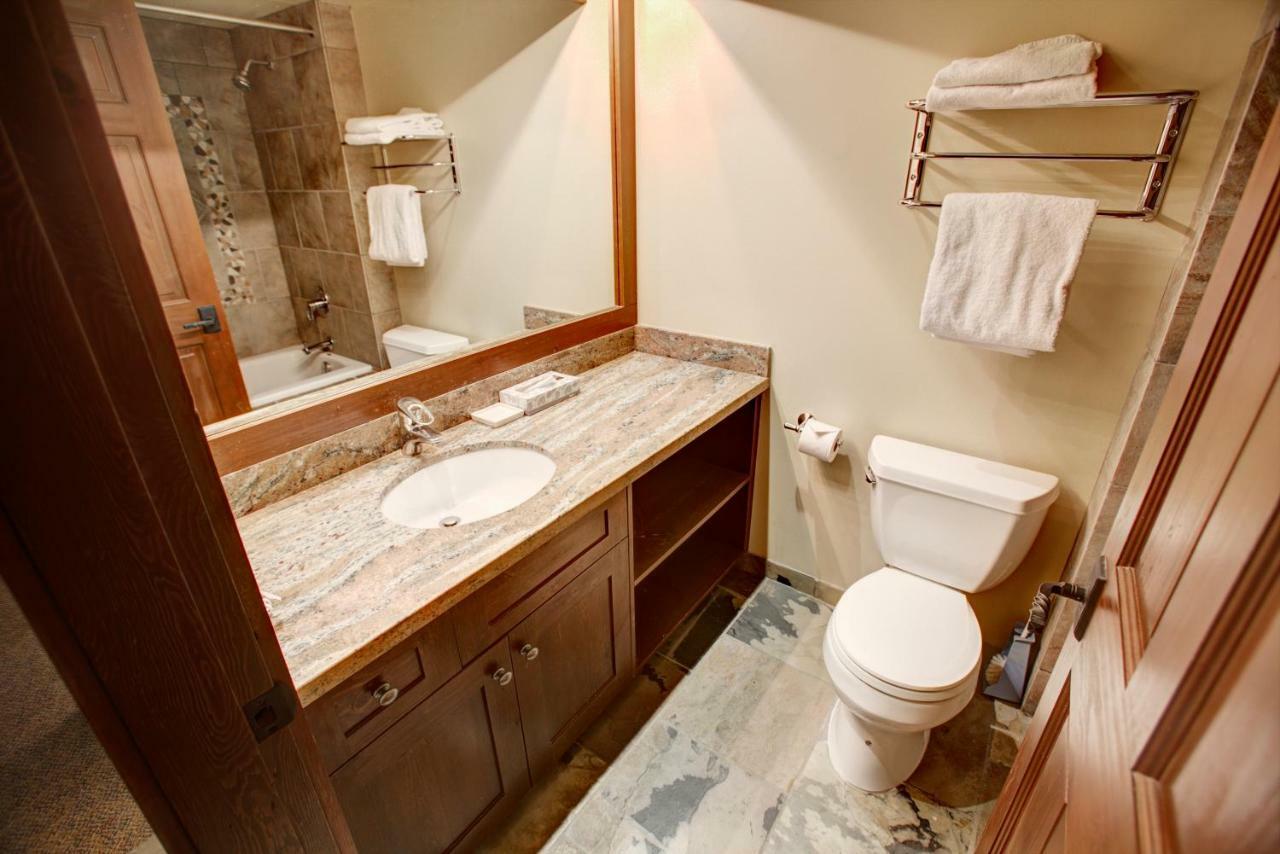 Greystone Lodge Вістлер Екстер'єр фото